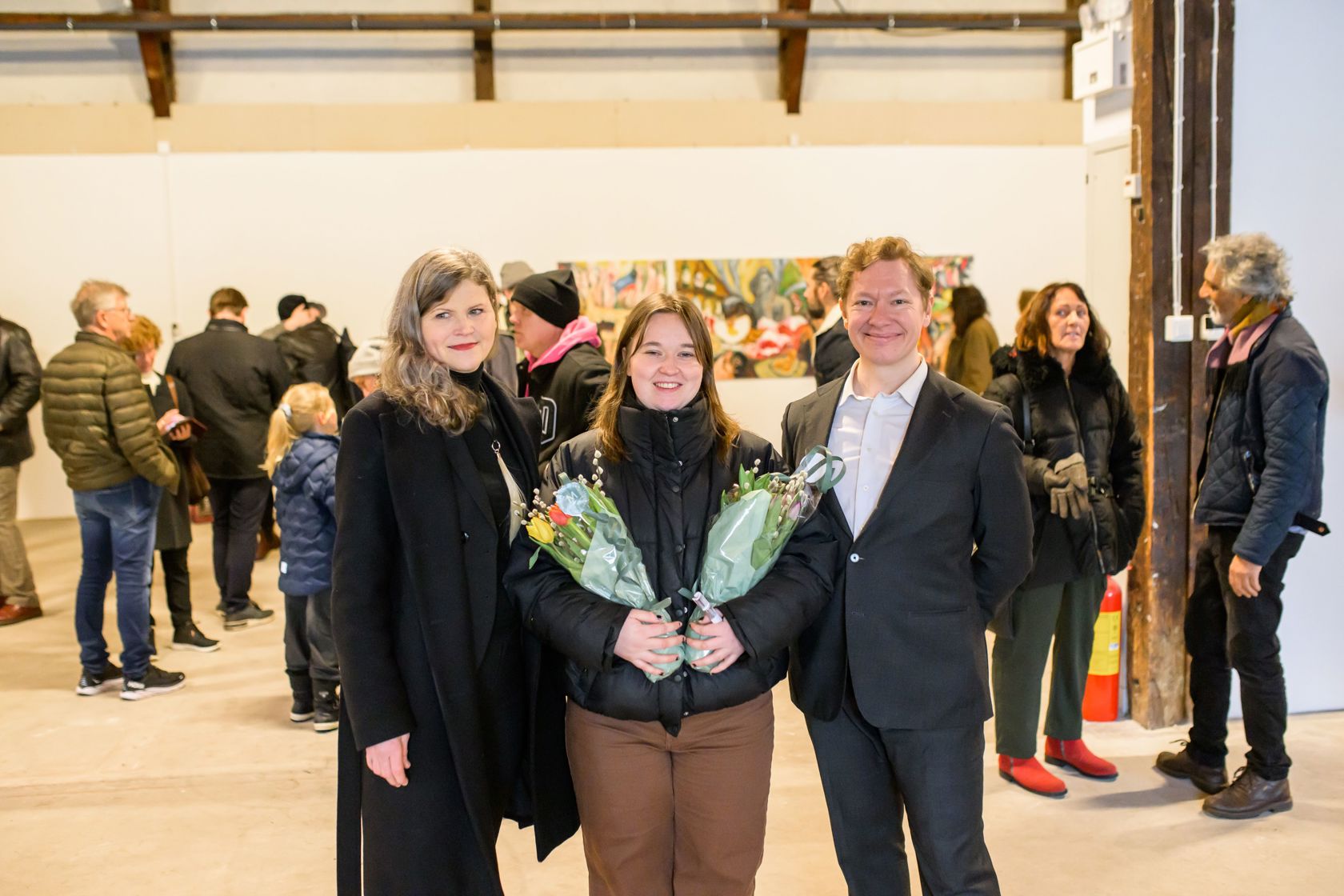 Elise Nohr med blomster etter prisutdeling